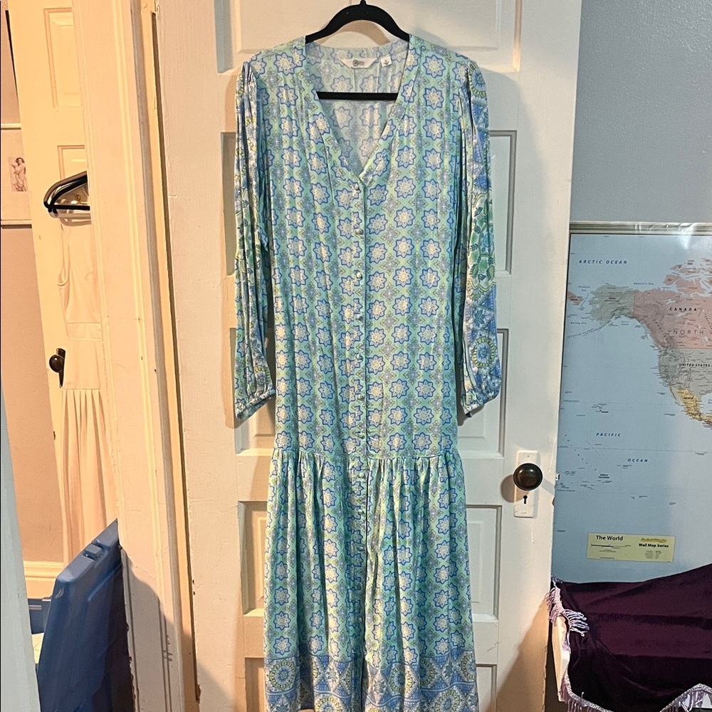 Elegant Blue and Green Patterned Dress